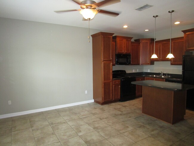 Building Photo - University Green 3 Bedroom 3 Bath Townhome