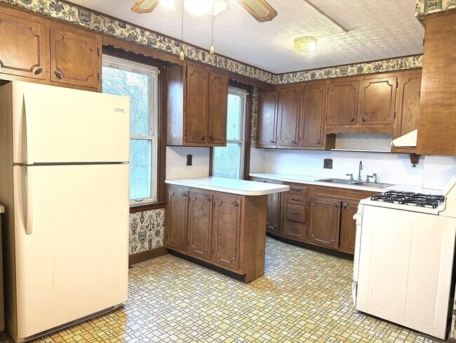 Building Photo - 87 Hathaway St