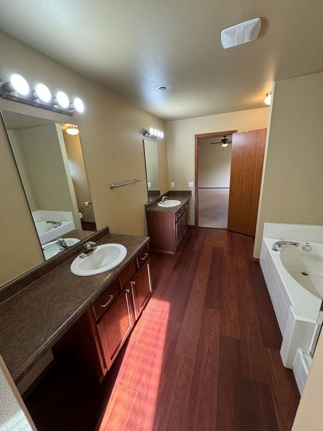 Building Photo - 1190 Swan Loop