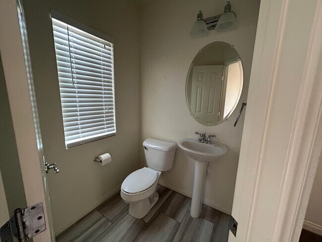 Building Photo - Great curb appeal