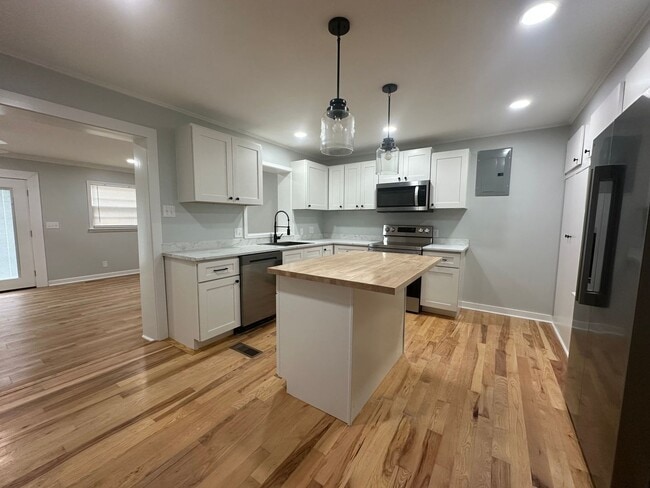 Primary Photo - 3 Bedroom 2 Bathroom Spilt Unit in Wilmington