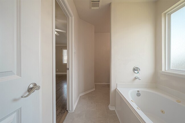 Building Photo - 11015 WARATH Oak Ct