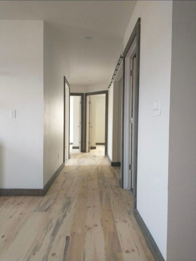 Building Photo - 10 Diane Rd