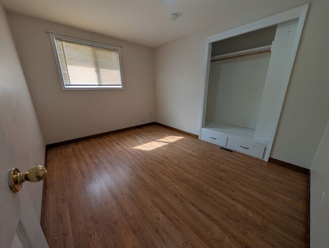 Building Photo - Light & bright 3 bedroom Orchards house