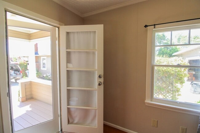 Building Photo - Charming 1 bedroom, 1 bathroom home