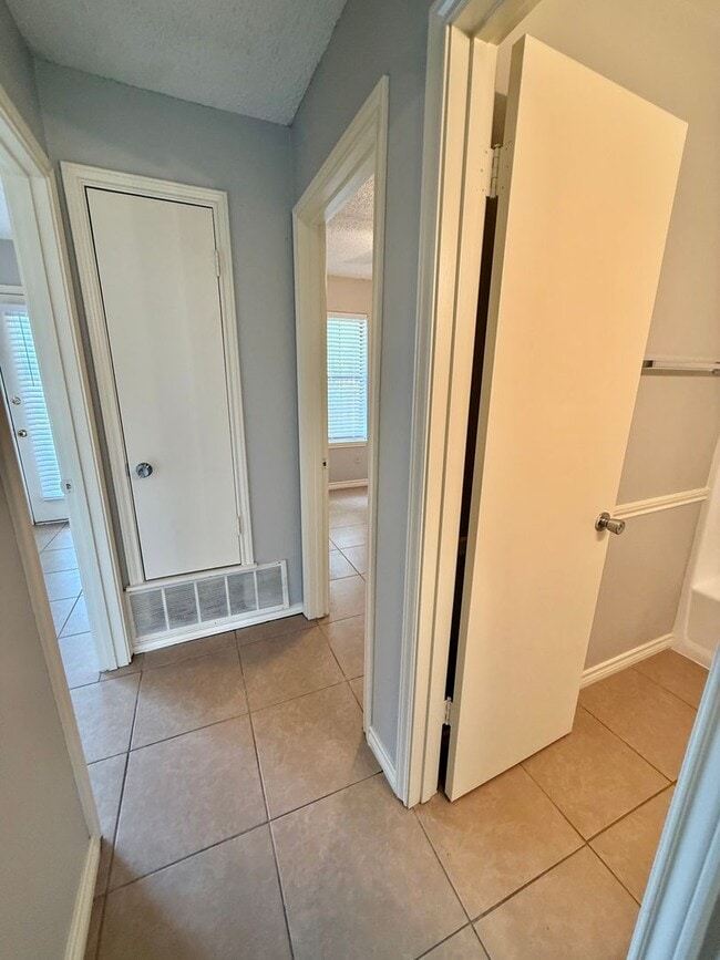 Building Photo - 3-bed/2-bath near Paluxy/Grande!