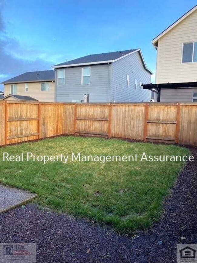 Building Photo - Modern 3 Bedroom Duplex With Garage!!