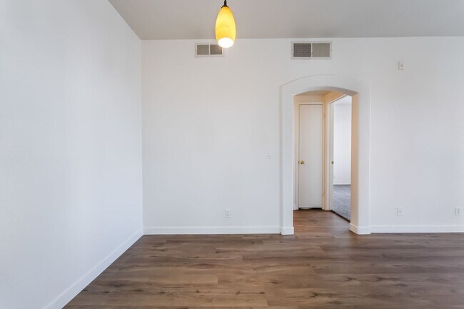 Building Photo - 2 bedroom remodeled condo in the Henderson...
