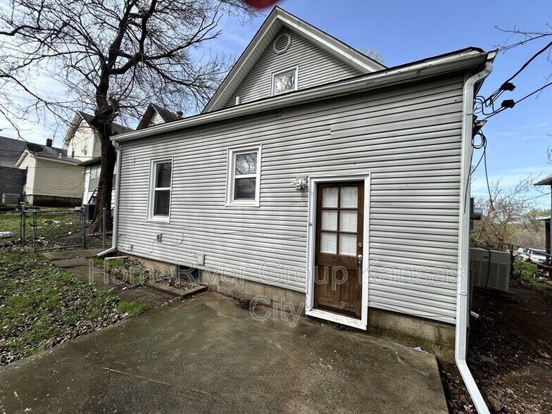 Building Photo - 1305 Oakley Ave