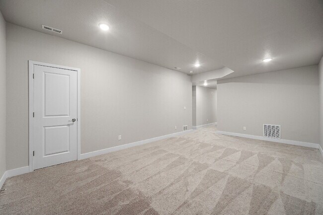 Building Photo - Modern 4 Bedroom, 2 Bathroom Westside Home with Balcony Views of Garden of the Gods!