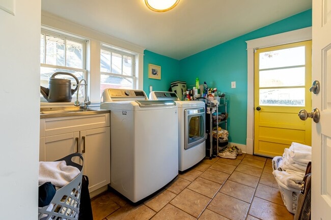 Building Photo - Rare historic East Nashville bungalow for rent; 4 Beds 3 Baths, 1,806 SqFt, fenced yard