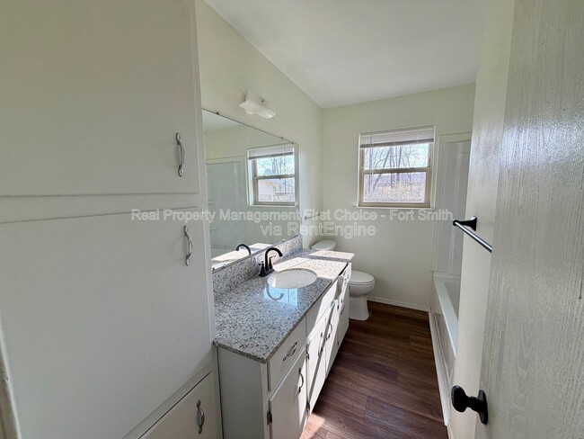 Building Photo - 904 Hillside Dr