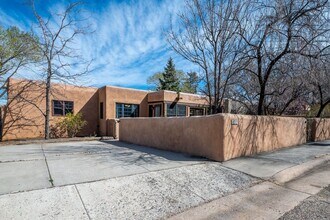 Building Photo - Sunny Retreat in South Capitol