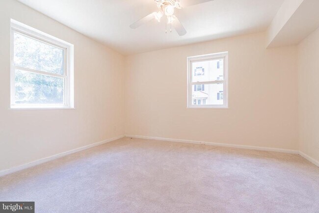 Building Photo - 3043 Patrick Henry Dr