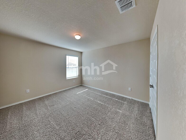 Building Photo - 747 Red Barn Bnd