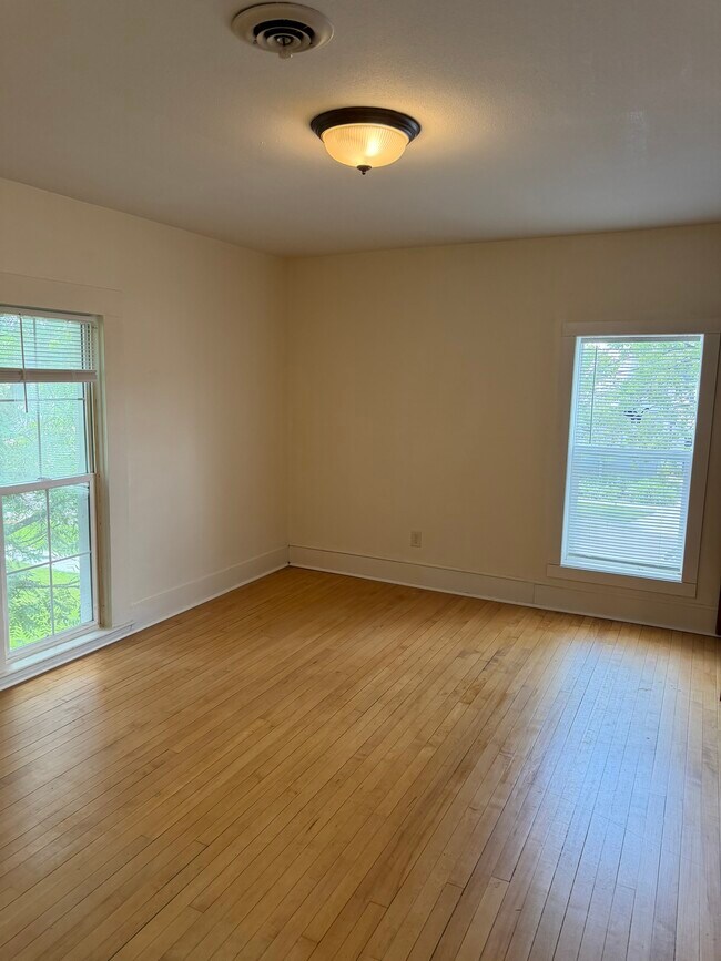 Building Photo - 615 S Dewey St