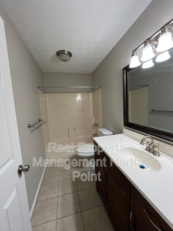Building Photo - 585 Wedgewood Dr