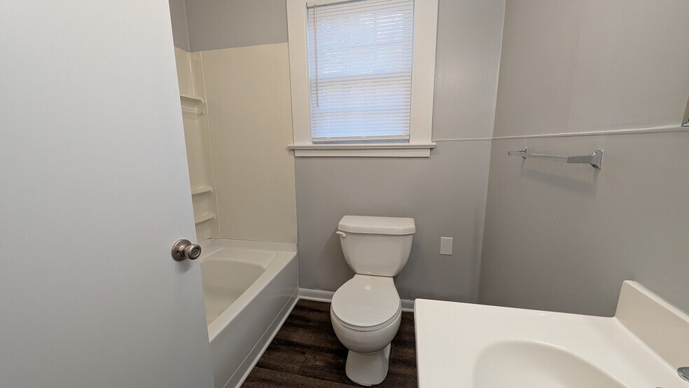 Full Bath - 315 W Courtland Dr