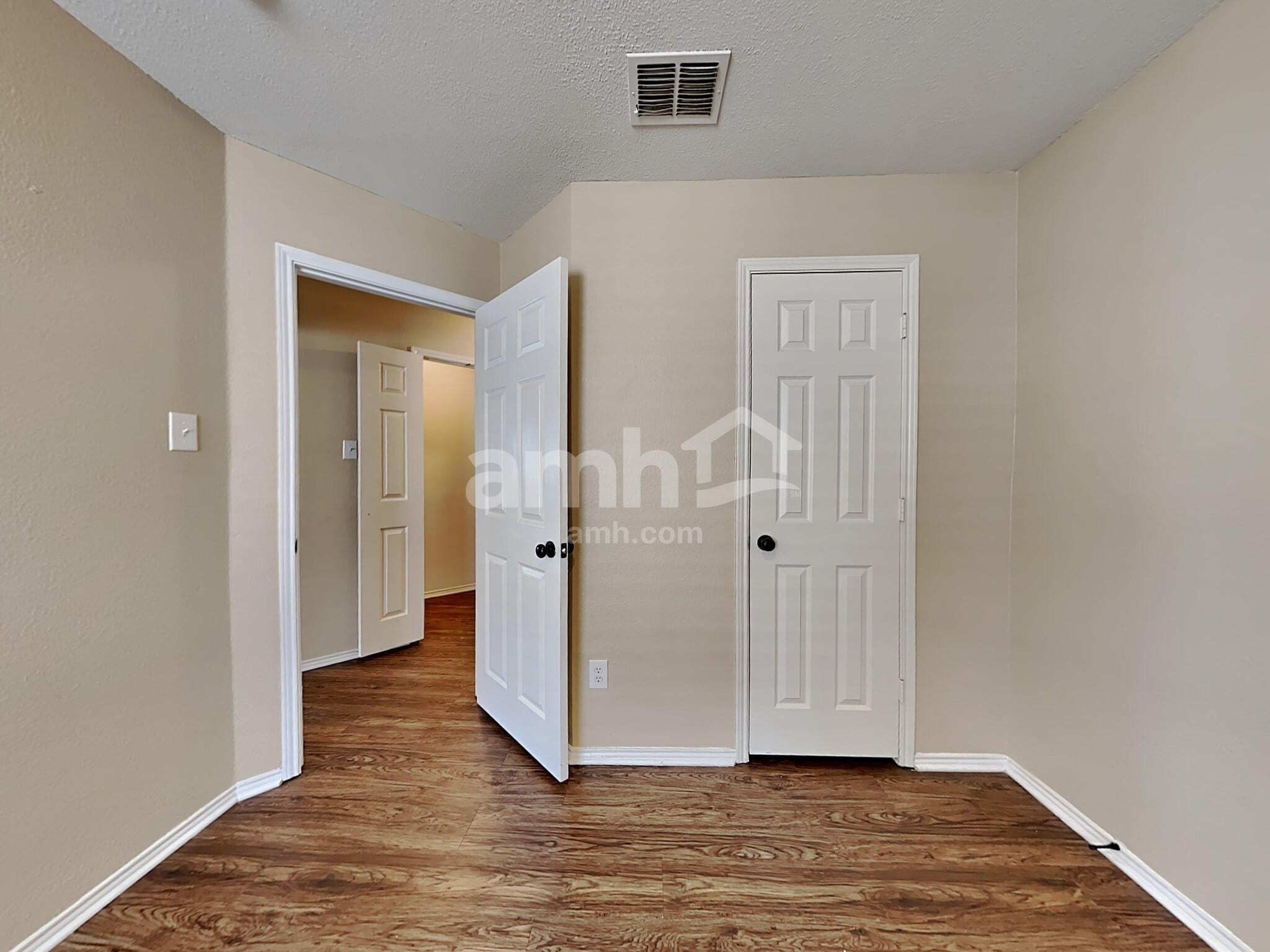 Building Photo - 2020 Fairview Dr