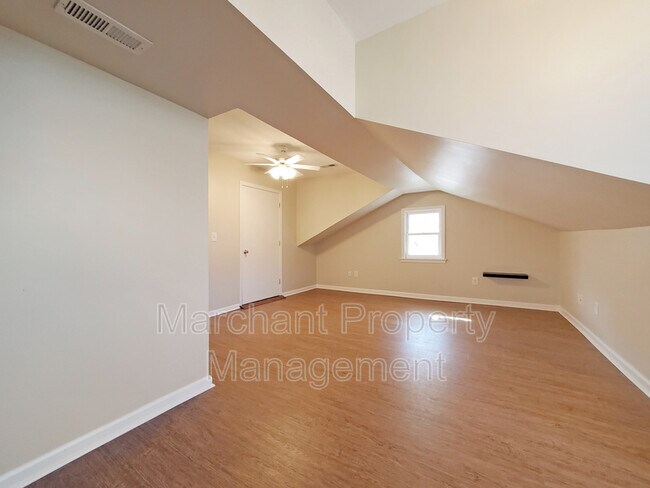 Building Photo - 504 University Ridge