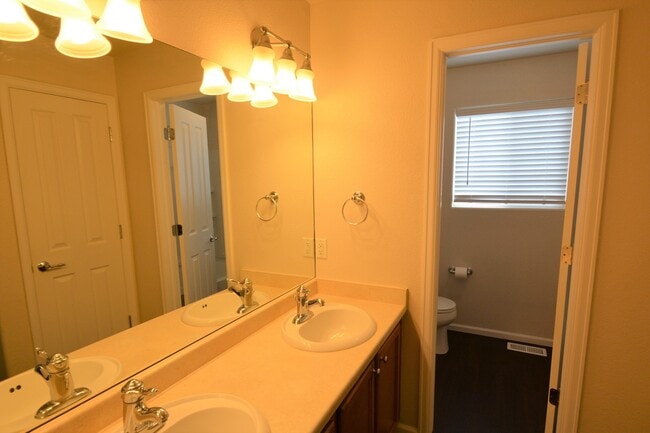 Building Photo - Beautiful townhome near Ft. Carson available to move in!