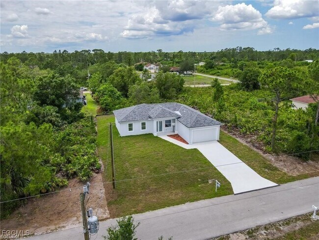 Building Photo - 744 Clancy St E