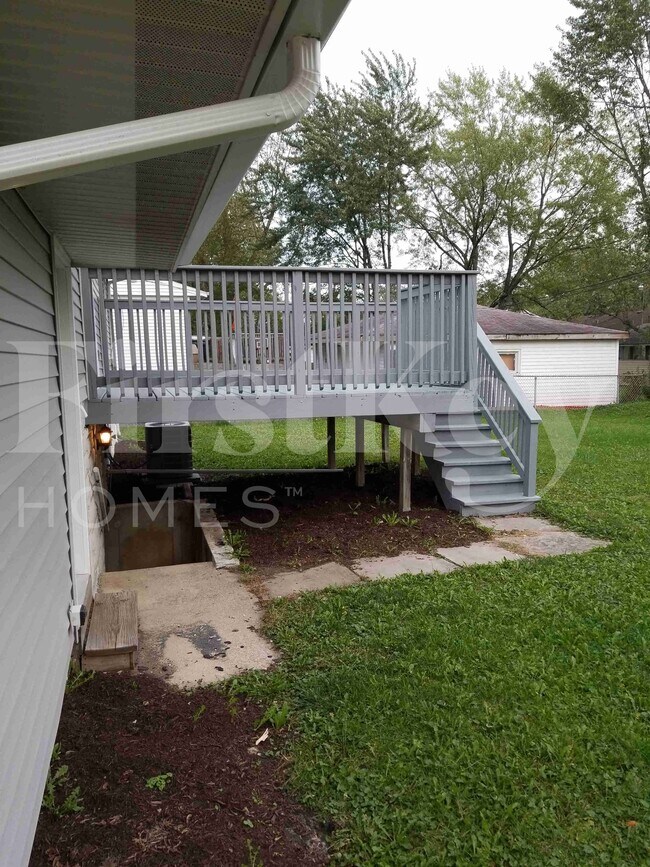 Building Photo - 422 E Tulip Dr
