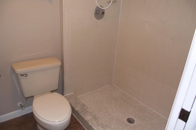 Building Photo - 5293 Vineland Rd