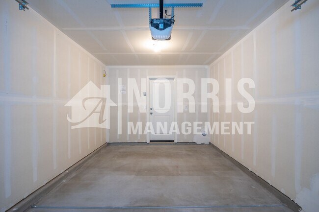 Building Photo - MOVE-IN SPECIAL: Large Home in Coolidge