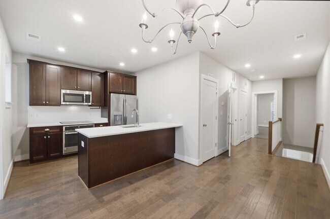 Building Photo - Georgia Row Townhome | 2 Bed | 2.5 Bath | 1,400 Sf | Juliet Balcony | 1 Assigned Parking Space