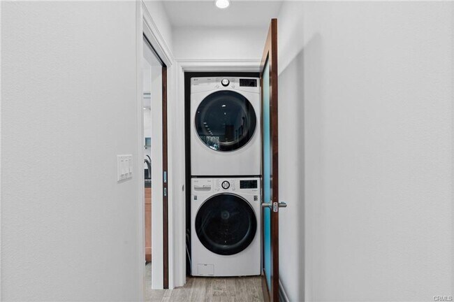 Building Photo - Stunning Huntington Harbour Townhome