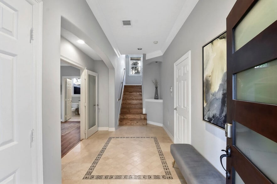 Building Photo - 1206 W 25th St