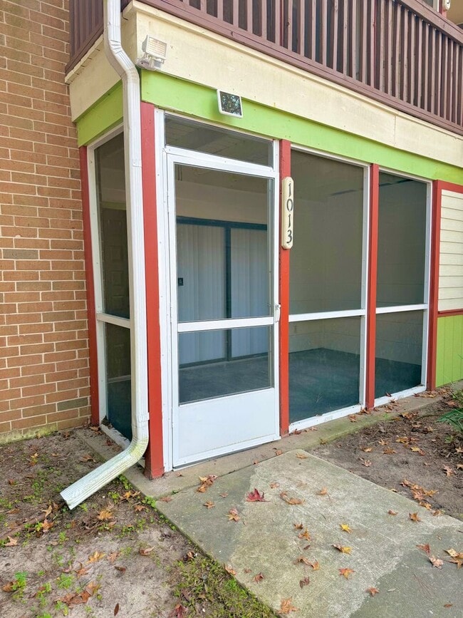 Building Photo - Now available! Charming 2 bed / 1 bath condo in a prime Tallahassee location.