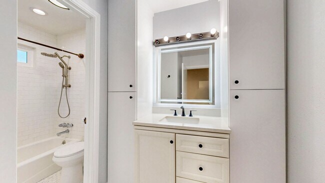 Building Photo - Cozy 2 Bedroom 1.5 Bath with Private Yard and Two Car Garage !