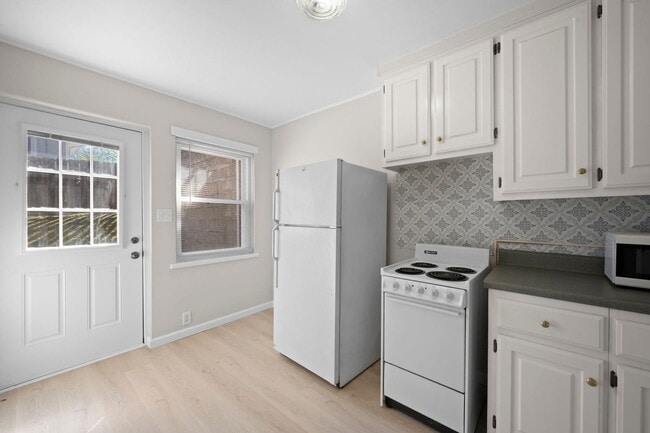 Building Photo - 521 Hawkins Rd