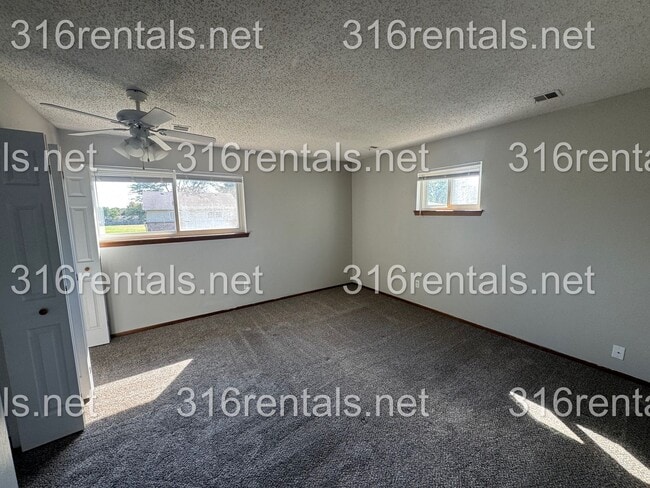 Primary Photo - $850- 2 bed 1 bath - Townhomes