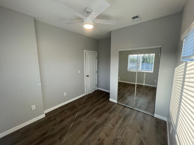 Building Photo - 4BD/2BA with great Yard!