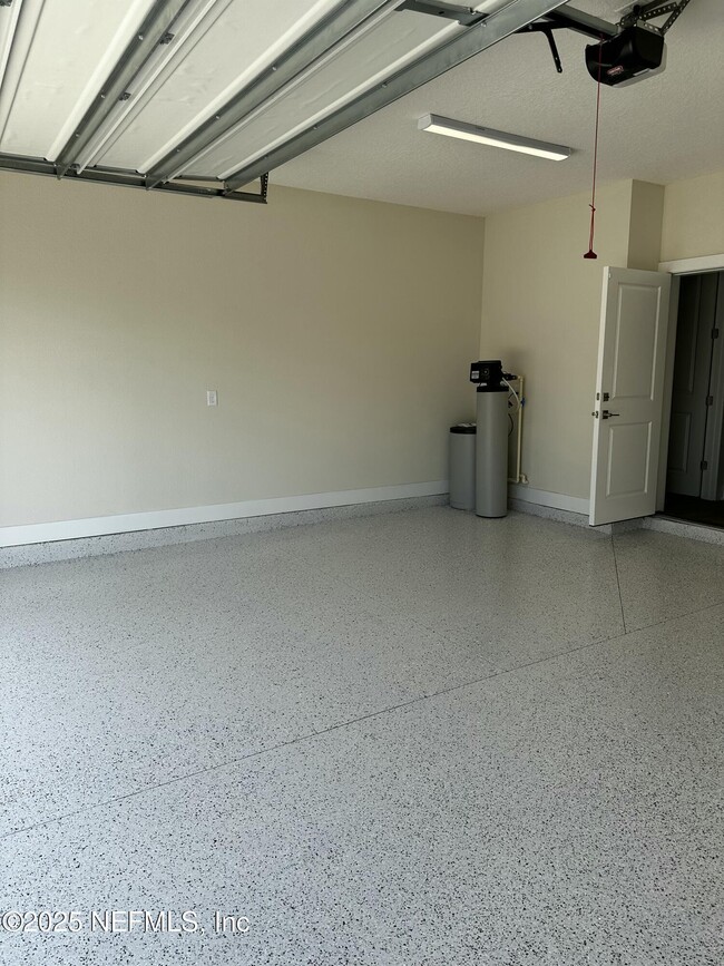 Building Photo - 405 Crestview Dr