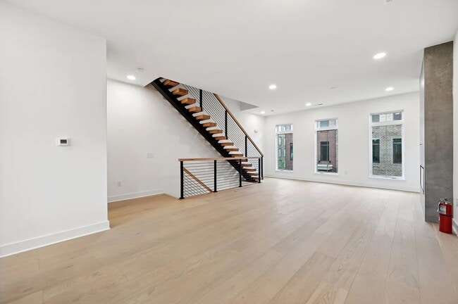 Building Photo - 526 Riverfront Ln