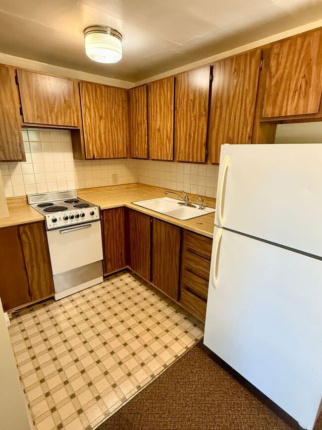 Building Photo - Best Kept Secret! Great Price On This Wond...