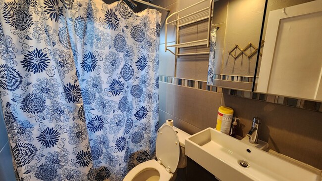 Building Photo - Beautiful 2 bedroom house with granite and central heat and air