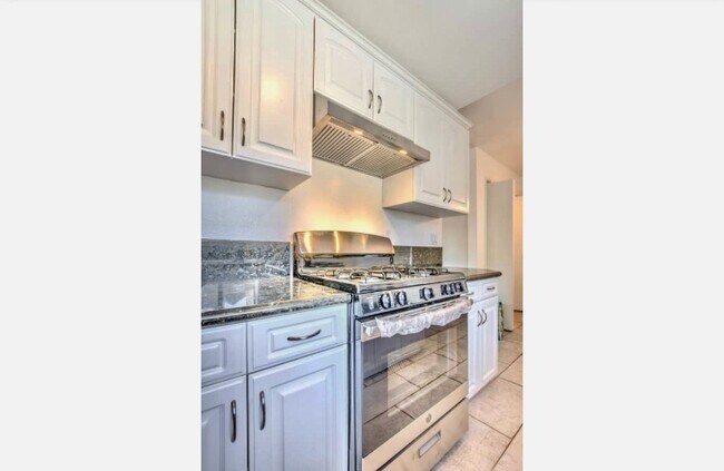 kitchen - 4257 Laurel Canyon Blvd