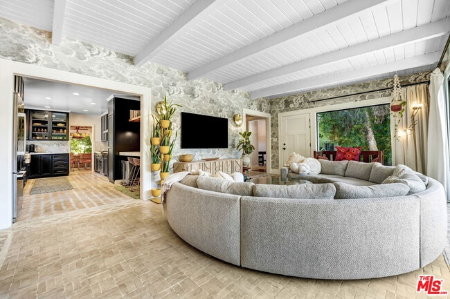 Building Photo - 2049 N Berendo St