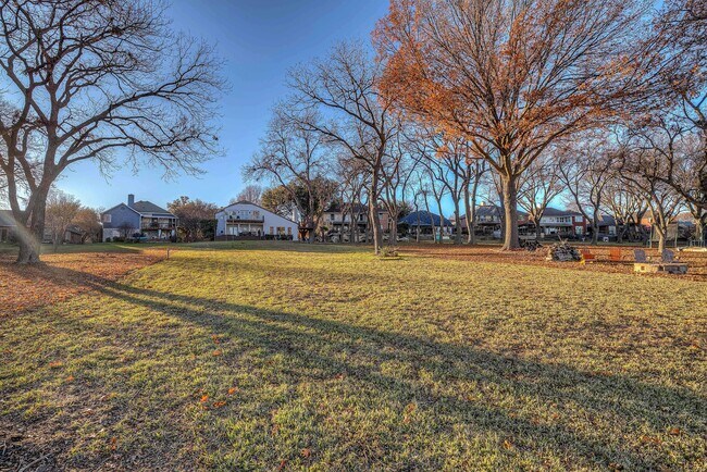 Building Photo - 8402 Columbia Dr