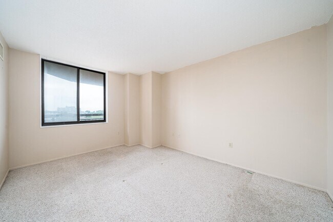 Building Photo - 232 Harmon Cove Tower