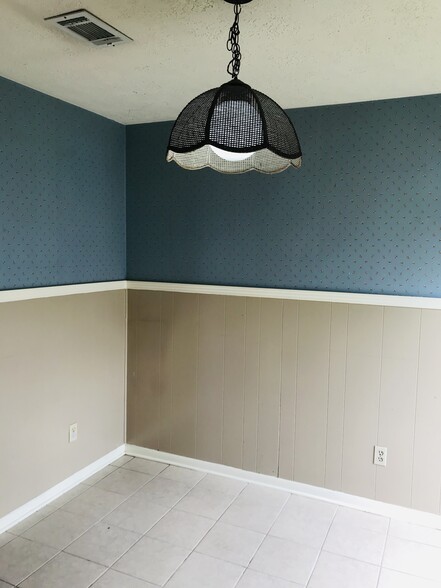Building Photo - 16964 Hummingbird