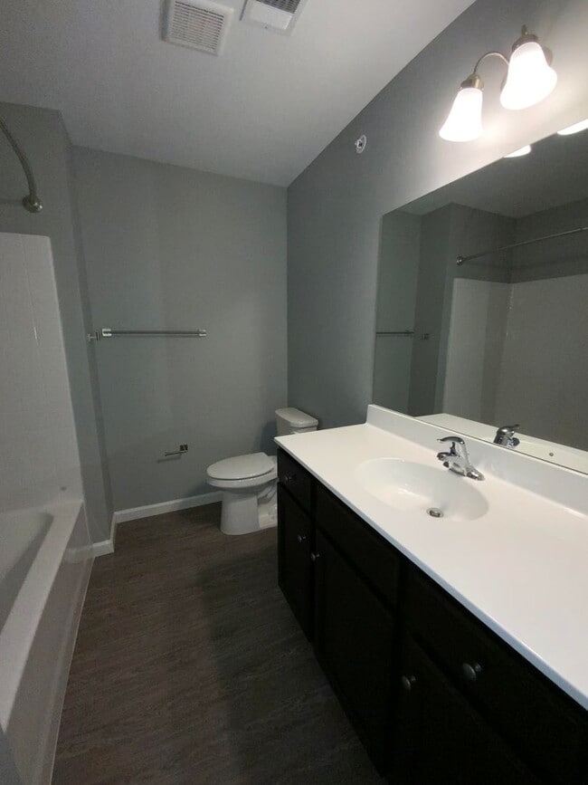Building Photo - 200 Larkspur Ln