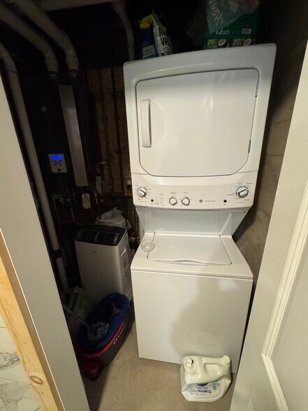 Building Photo - 361 S Winooski Ave