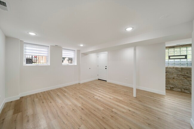 Building Photo - 1137 N Francisco Ave