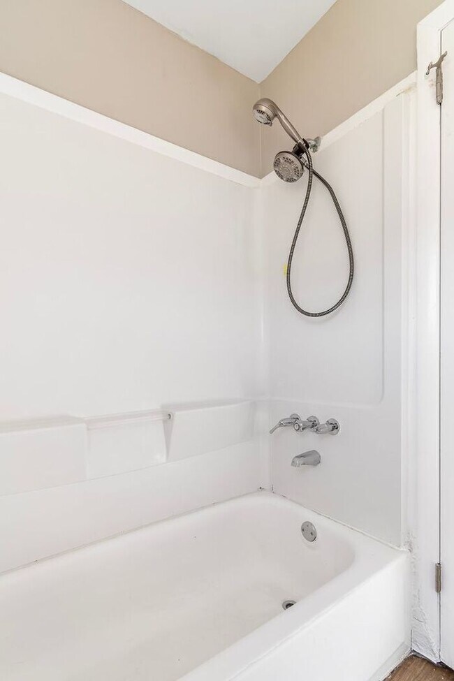 Building Photo - Charming 3-Bedroom 1.5 Bath Oasis in Bellevue